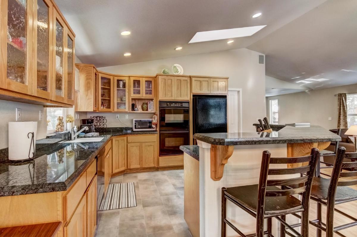 Popular attractions Area Nearby Property